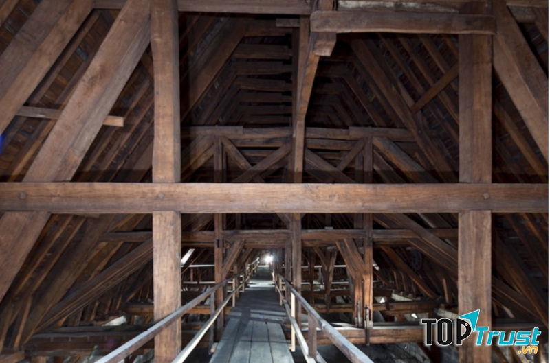 Cấu trúc bằng gỗ bên trong Nhà thờ Đức Bà Paris