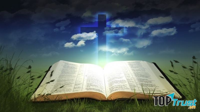 Trong túi sách của bà vẫn hiện diện cuốn kinh thánh kèm theo