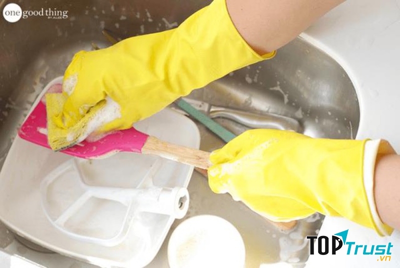 Tránh tiếp xúc với các chất tẩy rửa bằng cách đeo găng tay