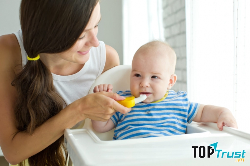 Sâu răng, viêm nướu hay là mòn men răng là những tình trạng mà bé hay gặp phả