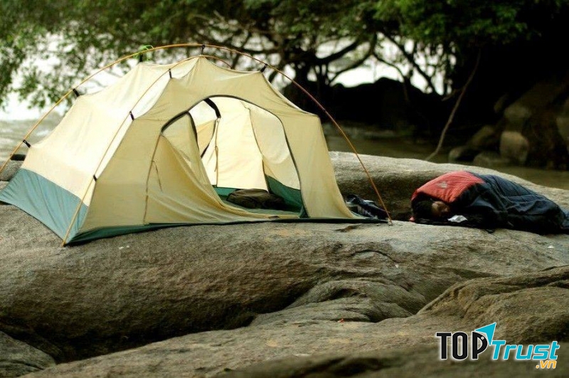 Khi đi thác Mai bạn nên đi theo nhóm nhiều người vì bạn sẽ đi trong đường rừng , vắng vẻ hoang sơ