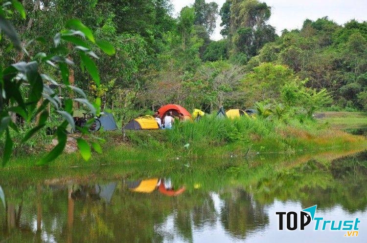 Đảm bảo an toàn khi đốt lửa trại, suối có nhiều khu vực nước xoáy đã được cắm bảng cảnh báo, vì vậy đừng tắm bất chấp nhé.