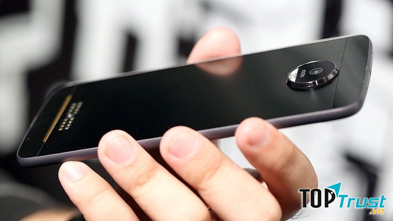 Moto Z với mặt lưng rất độc đáo và ấn tượng trong năm 2016