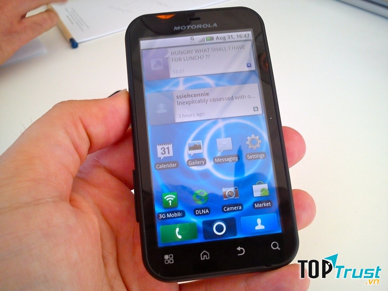 Motorola Defy (giá tại Mỹ: 100 USD)