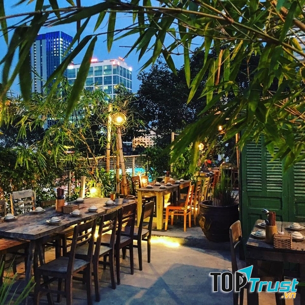 Mountain Retreat (sân thượng, 36 Lê Lợi, quận 1)