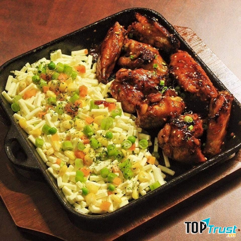 Đây là một địa chỉ gà kiểu Hàn Quốc nổi tiếng và kinh doanh đã lâu nên