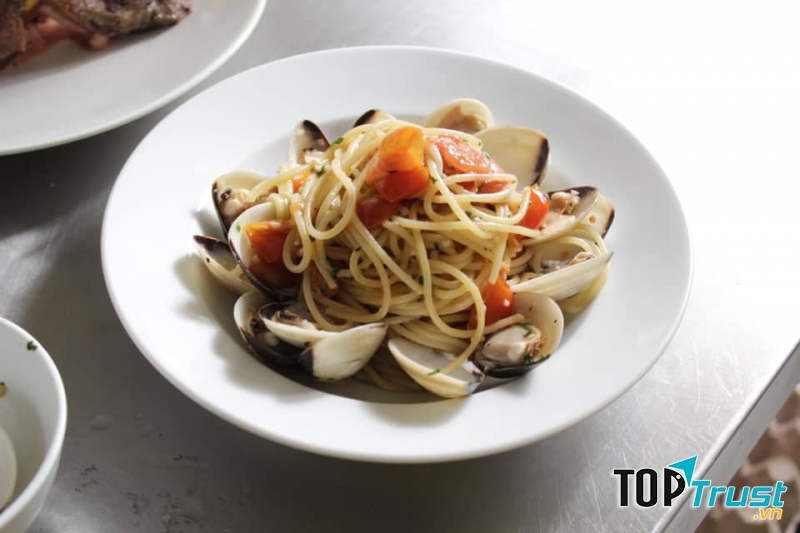 Mr. Lì là một quán ăn nhỏ chuyên pasta và steak