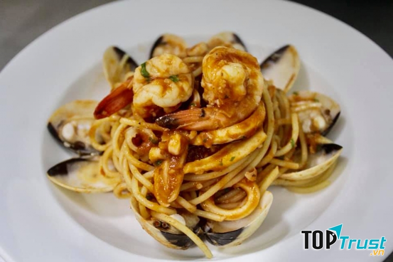 Phần mì của Mr. Lì không quá nhiều nhưng đủ để bạn mê đắm hương vị ngay từ lần đầu