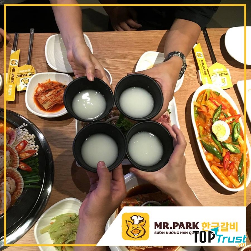 Món này ngon ngất ngây khi có sự kết hợp của nhiều nguyên liệu, sốt ướp sườn được chế biến hoàn toàn bằng nguyên liệu tự nhiên, sự hoà quyện của 7 loại trái cây táo, lê, dứa, kiwi…,
