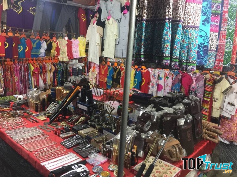 Đồ lưu niệm quán thím Huy