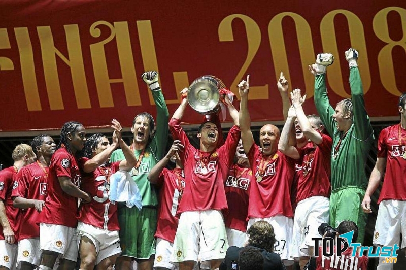 Ronaldo nâng cao chiếc cúp vô địch C1 với Manchester United