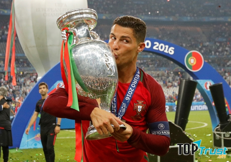 Ronaldo vô địch Euro 2016 với đội tuyển Bồ Đào Nha