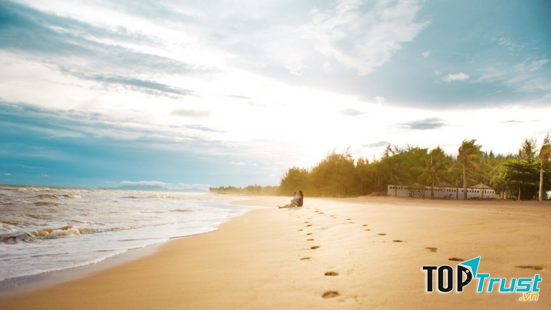 Bãi cát óng ánh như hạt pha lê khi có nắng hè.