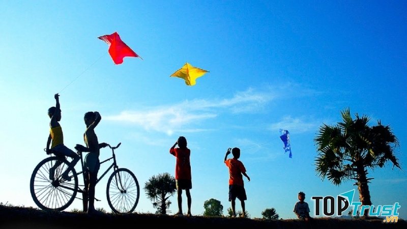 Cánh diều vi vu giữa bầu trời cao trong xanh và lồng lộng gió.