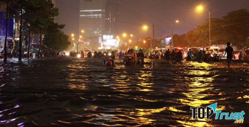 Mùa mưa bão, miền Trung ngập lụt, Sài Gòn thất thủ