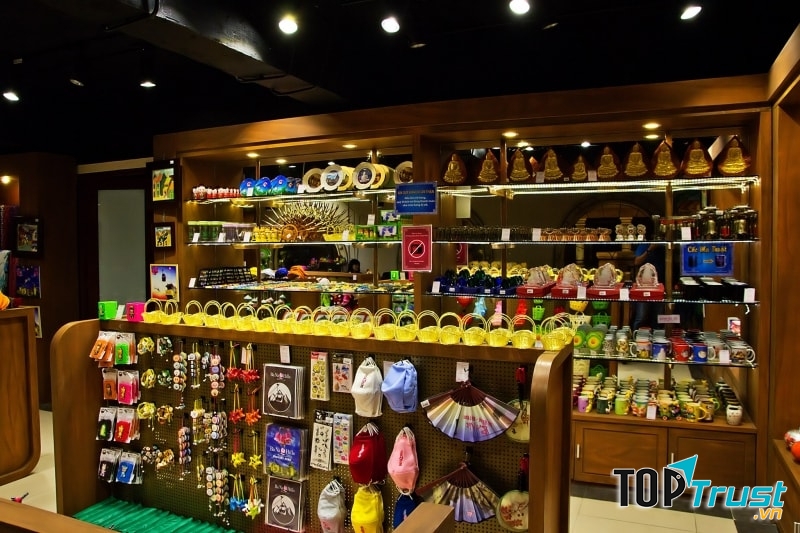 Mua quà lưu niệm cho người thân tại Bà Nà Hills