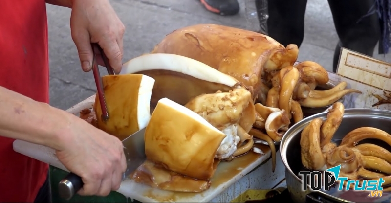 Mực khổng lồ sốt tương đen