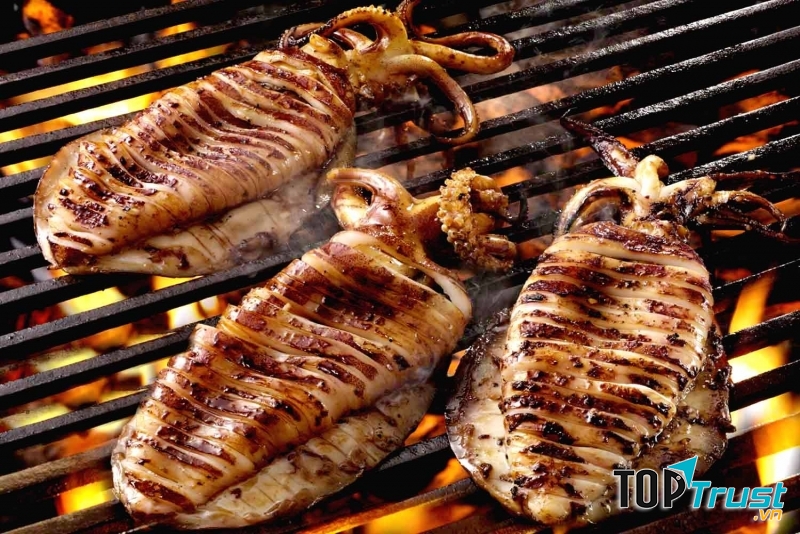 Mực tươi ngon trên lò nướng sau khi vừa đánh bắt