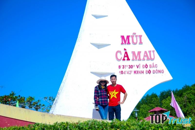 Mũi Cà Mau cách thành phố 20 km đường sông.