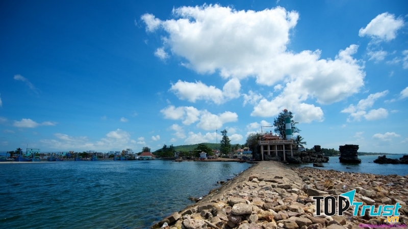 Bãi đá lô xô và làn nước trong xanh ở Dinh Cậu