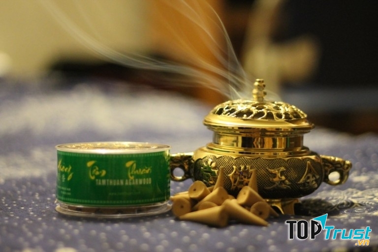Nhang trầm tỏa khói nghi ngút