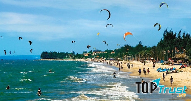 Mũi Né không chỉ bị hấp dẫn bởi vẻ đẹp hoang sơ của tự nhiên mà còn bị thu hút bởi nét ẩm thực độc đáo cùng sự mến khách của người dân làng chài tốt bụng.