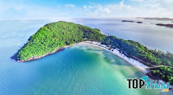 Địa hình đa dạng bao gồm cả rừng, biển