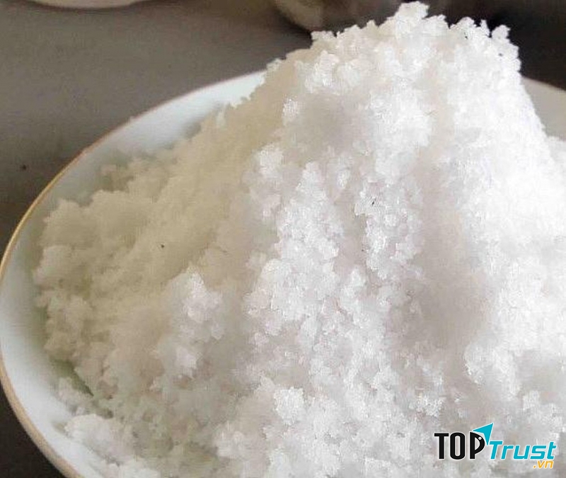 Chữa hôi miệng bằng nước muối nhờ khả năng sát trùng kháng khuẩn hiệu quả.