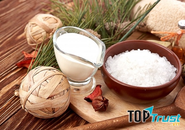 Tẩy tế bào chết bằng muối biển và sữa tươi