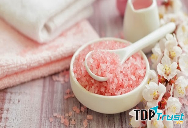 Tẩy da chết muối bò Watsons Milk Salt Scrub Thái Lan chứa các vitamin và muối khoáng không chỉ loại bỏ da chết, làm sạch da mà còn dưỡng ẩm và nuôi dưỡng da tận sâu bên trong