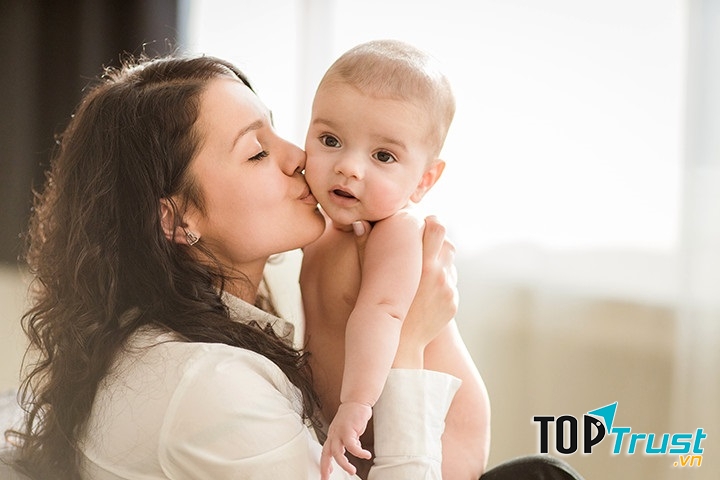 Trẻ nhỏ muốn được ôm ấp nhiều, vì thế nhiều khi bé khóc vì muốn được bế