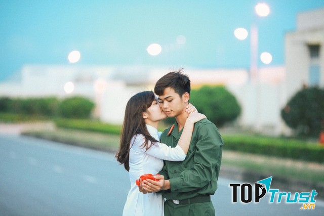 Cô ấy sẽ cố gắng đụng chạm bạn