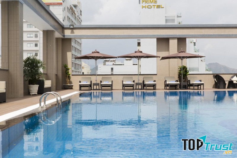 Bể bơi rộng rãi phục vụ du khách