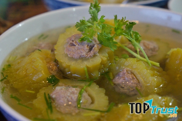 Canh mướp đắng giải nhiệt.