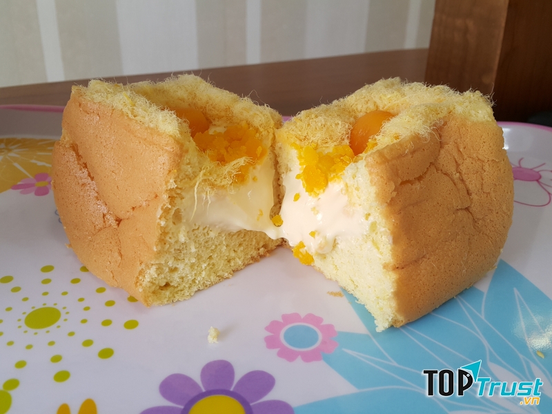 Làm mưa làm gió trên thị trường ẩm thực suốt thời gian qua đó là loại bánh bông lan phô mai thần thánh.