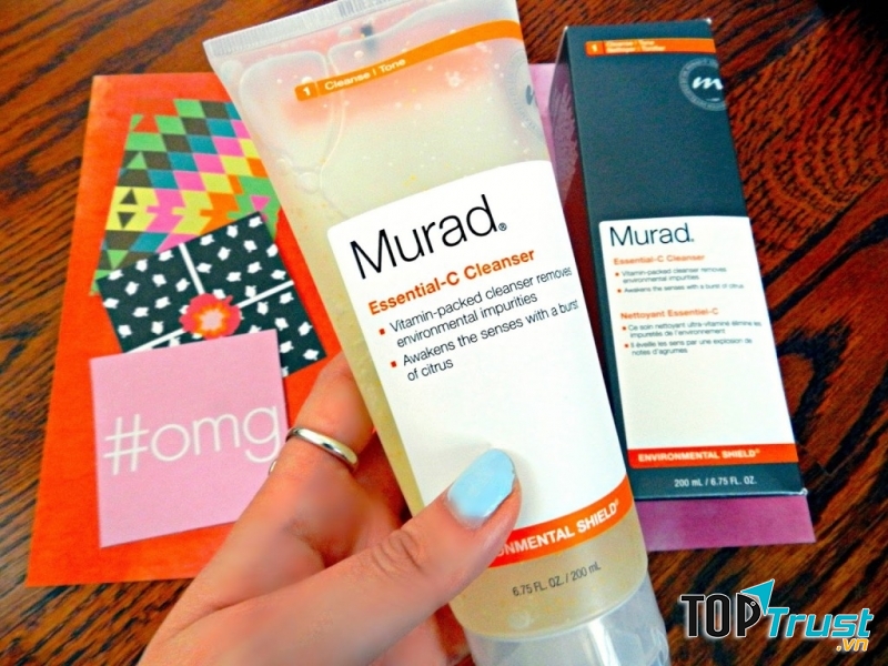 Tuýp sữa rửa mặt Murad với màu trắng - cam vô cùng bắt mắt