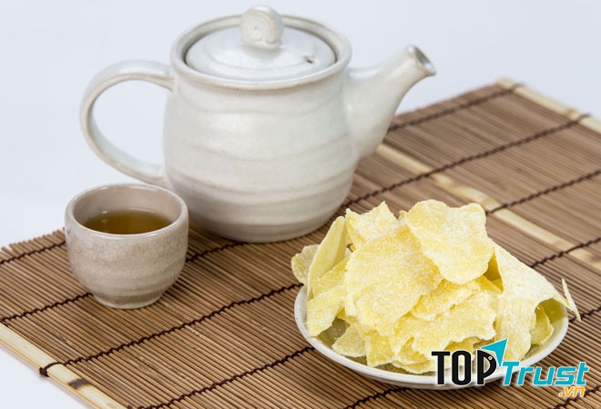 Thói quen nhâm nhi một tách trà cùng với bánh mứt vào buổi sáng đầu xuân, đã trở thành một phong tục quen thuộc trong đại đa số gia đình Việt mỗi dịp Tết đến.