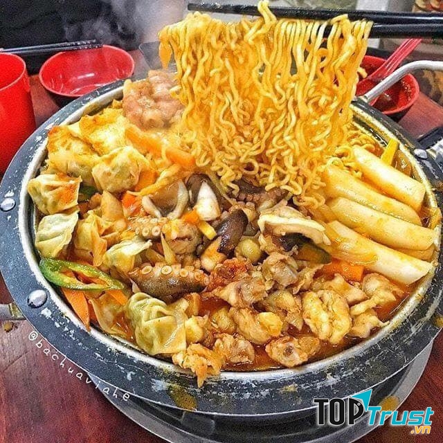 Mỳ bạch tuộc xào cay - Quán Jeju BBQ