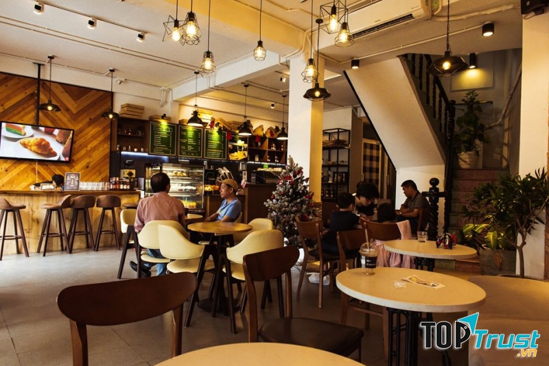 Không gian sang trọng với ánh đèn vàng rất ấm cúng