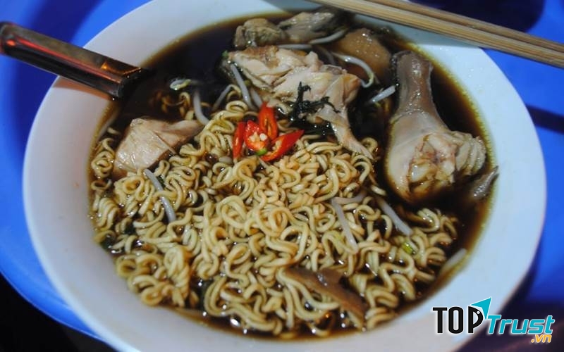 Miếng thịt gà được thái miếng to, khá mềm thoang thoảng mùi thơm của thuốc bắc. Sợi mì dai sần sật