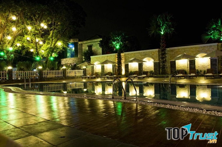 Hồ bơi tại khách sạn Mỹ Gia Cát Tường