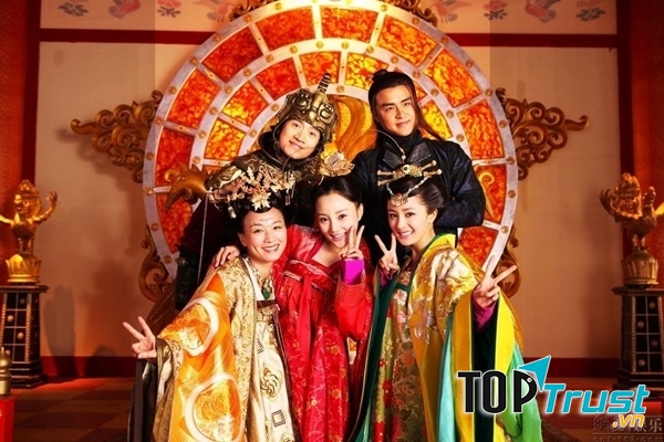 Các diễn viên chính nhí nhố chụp ảnh hậu trường