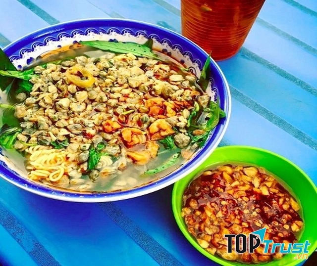Được mệnh danh là mì cay phiên bản Việt, những tô mì ốc hến thơm mùi bơ, cay nồng nàn vị sả ớt, khiến bạn cứ mãi thèm thuồng.