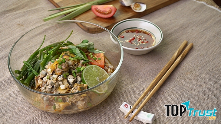 Một tô mỳ ốc hến lúc nào cũng đầy ắp ốc và hến khiến bạn không ngừng xuýt xoa.