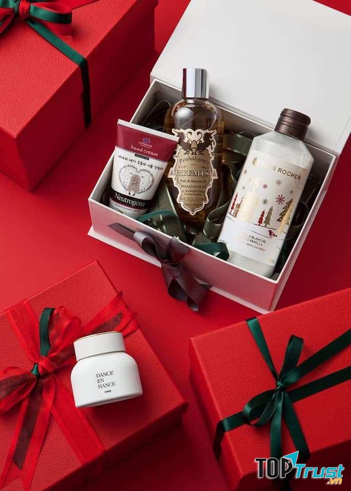 Nếu bạn muốn níu giữ vẻ đẹp cho mẹ thì hãy chọn ngay một bộ mỹ phẩm để tặng mẹ trong ngày 8/3 nhé