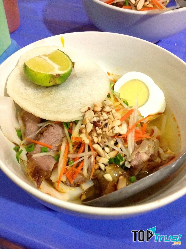 Món mì Quảng của quán có nước sốt cay khá đặc biệt, không cay lắm mà nhều nước sốt me nên ăn chua ngọt rất thích.