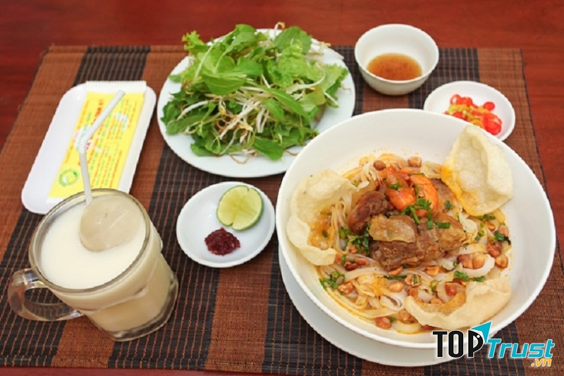 Món mỳ quảng tại Bà Mua - đặc sản tại Quảng Nam - Đà Nẵng