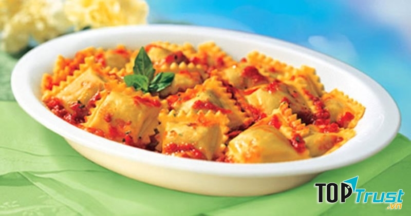 Khi chế biến, người ta không gói từng chiếc mà xếp từng khối nhân lên một tấm pasta dẹt lớn, phủ một tấm khác lên, ép 2 tấm khít lại với nhau và dùng dao cắt thành từng miếng.