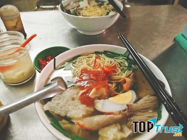 Tô mỳ vằn thắn ở đây khá đầy đặn.