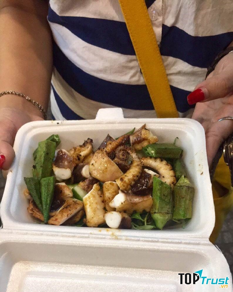 Bạch tuộc nướng ăn cùng đậu bắp